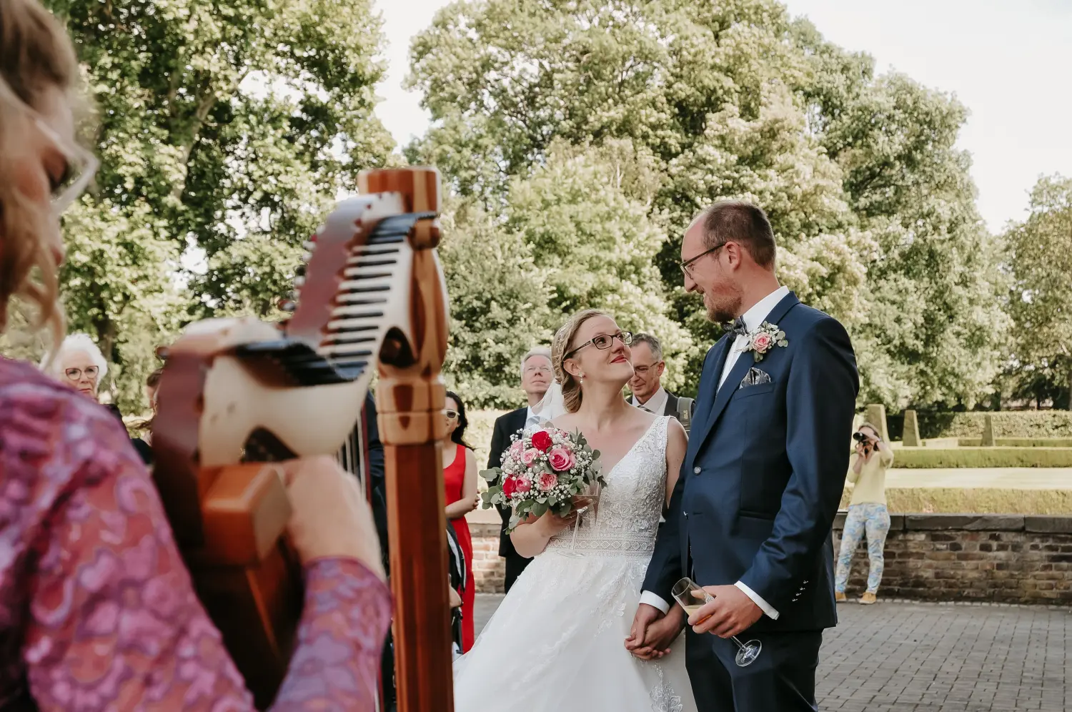 Hochzeitspaare schauen sich an, während Daniela Maul spricht