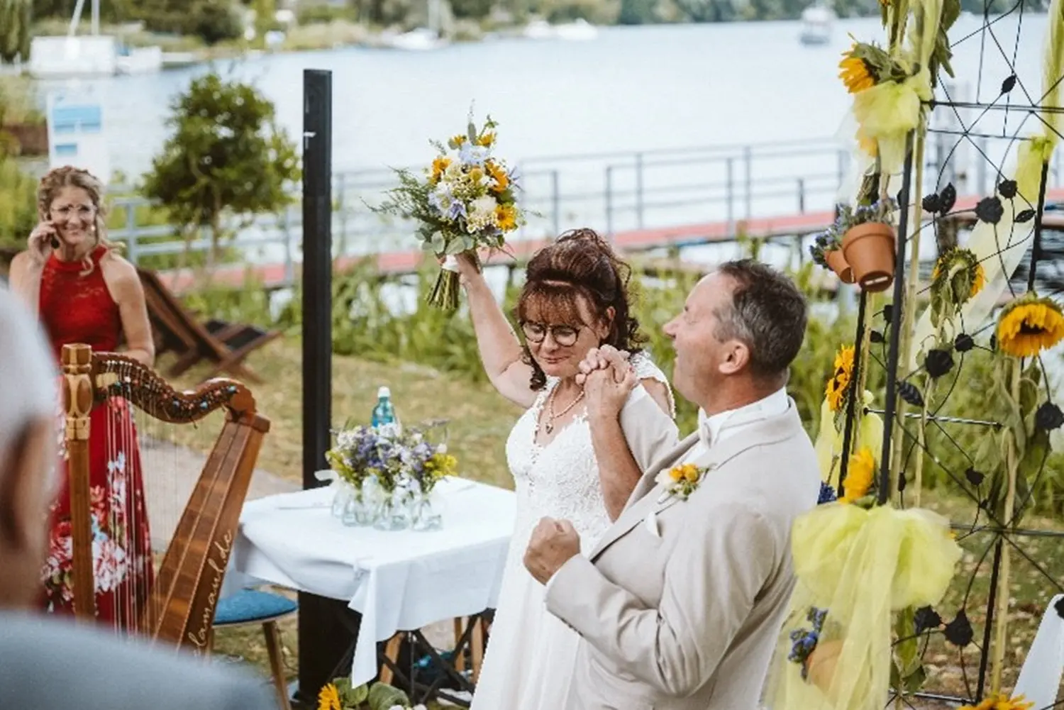 Hochzeitspaar genießt Lied von Daniela Maul