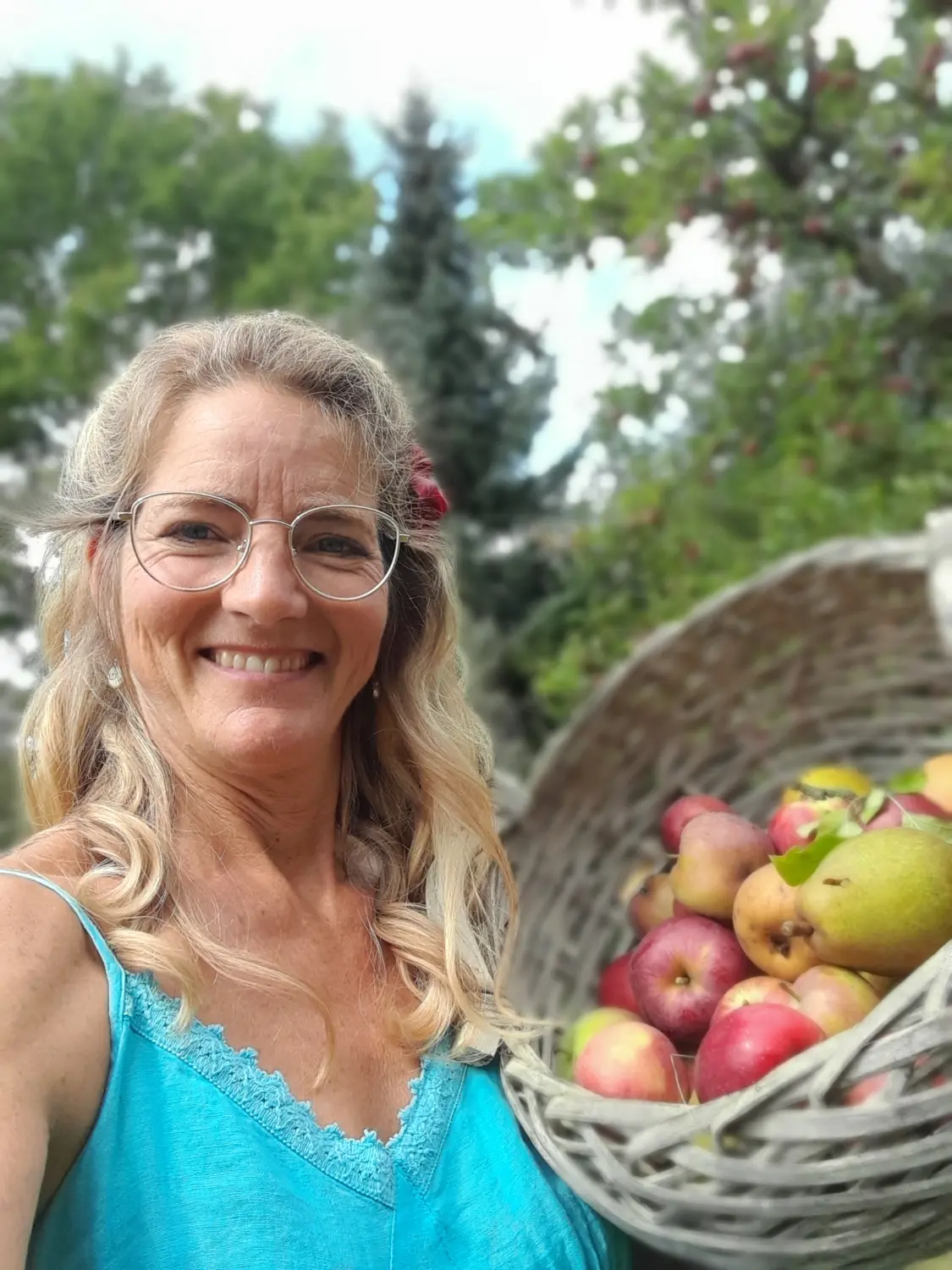 Daniela Maul hält einen Obstkorb auf einem Feld