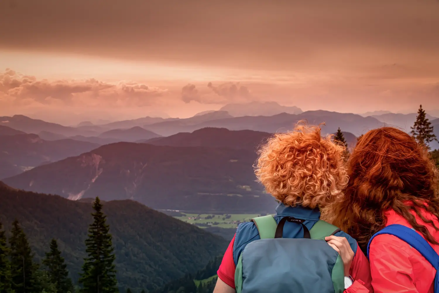 Frauen mit Kind, die den Sonnenaufgang betrachten