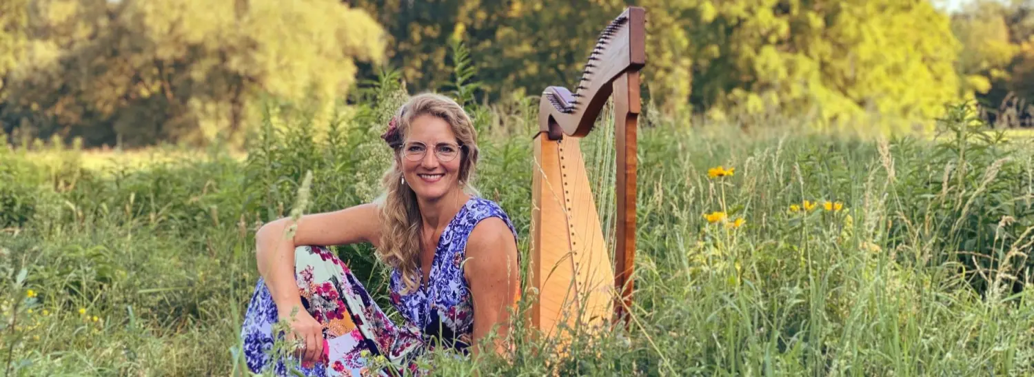 Daniela Maul sitzt auf einem Feld